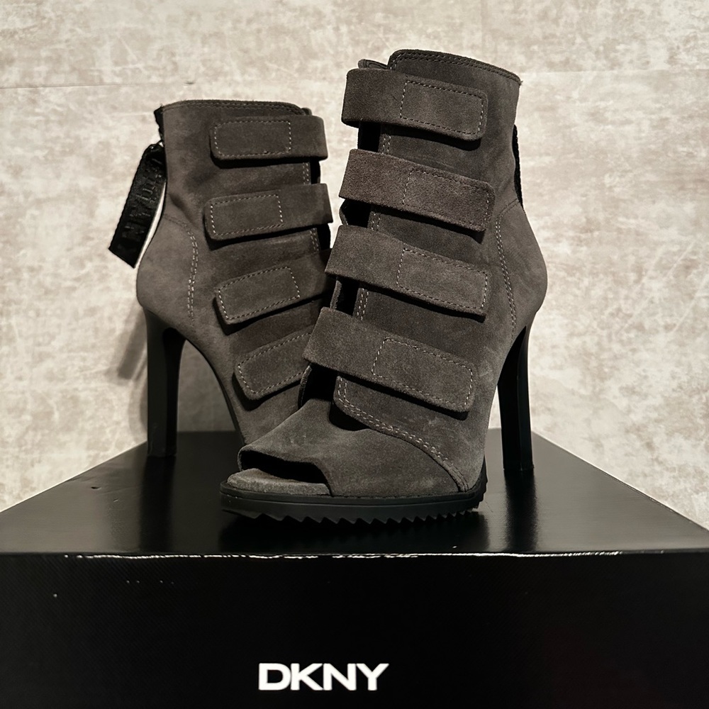DKNY SUEDE ANKLE BOOTIES
